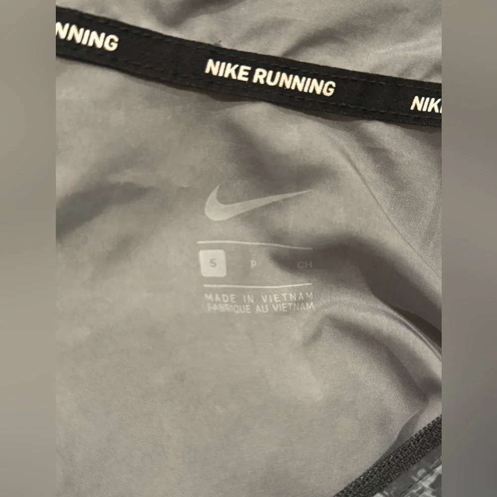 Nike 2018 Chicago Marathon Running Jacket​ - Picture 9 of 9
